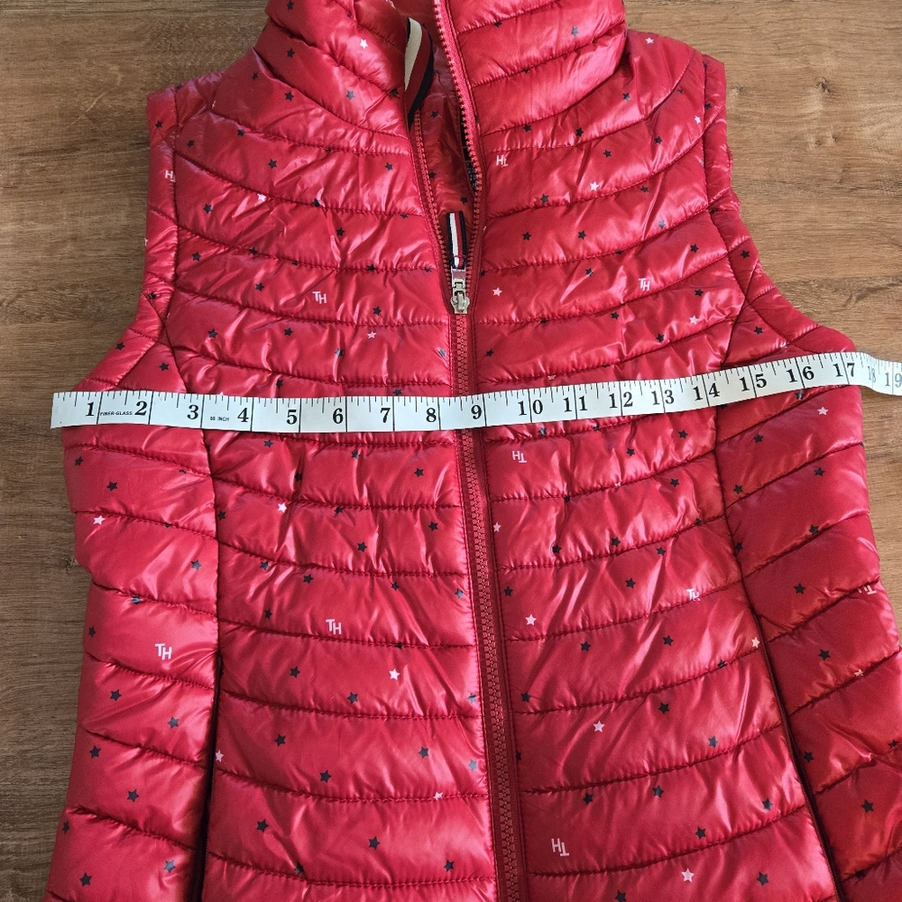 Tommy Hilfiger Small Red Puffer Vest with Star Pattern - Picture 7 of 8